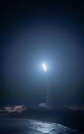 MRBM TARGET: An advanced medium range ballistic missile target is launched from the Pacific Missile Range Facility, Kauai, Hawaii, as part of the U.S. 导弹防御局的飞行测试宙斯盾武器系统-32 (FTM-32), held on March 28, 2024 in cooperation with the U.S. Navy. (courtesy photo/released)